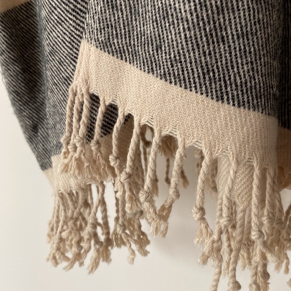 Loft Fringe Open Poncho 💗 Tan & Black - Picture 6 of 16